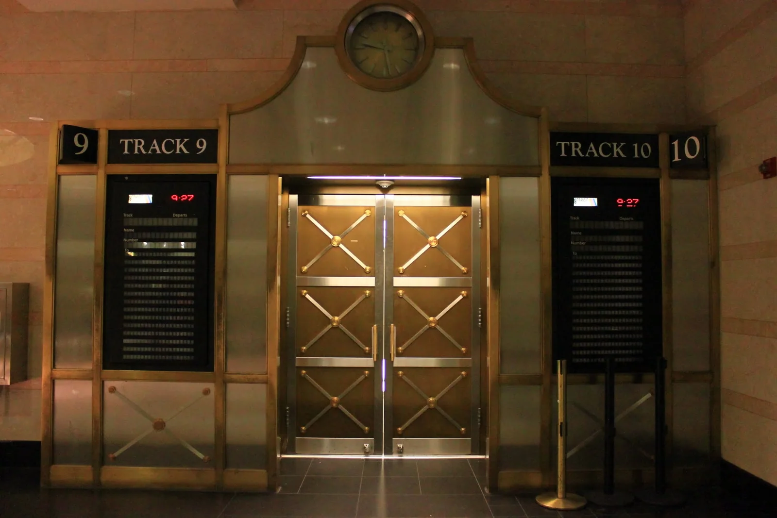 New York Penn Station 內的下月台電梯與通道
