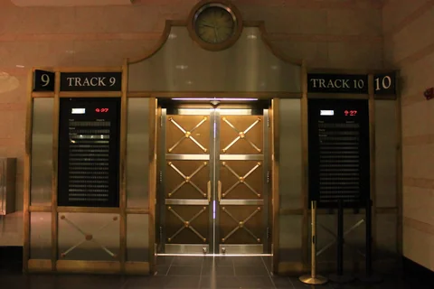 New York Penn Station 內的下月台電梯與通道