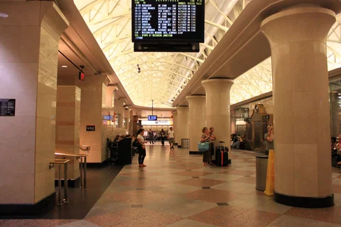 Penn Station 月台附近等待的人群