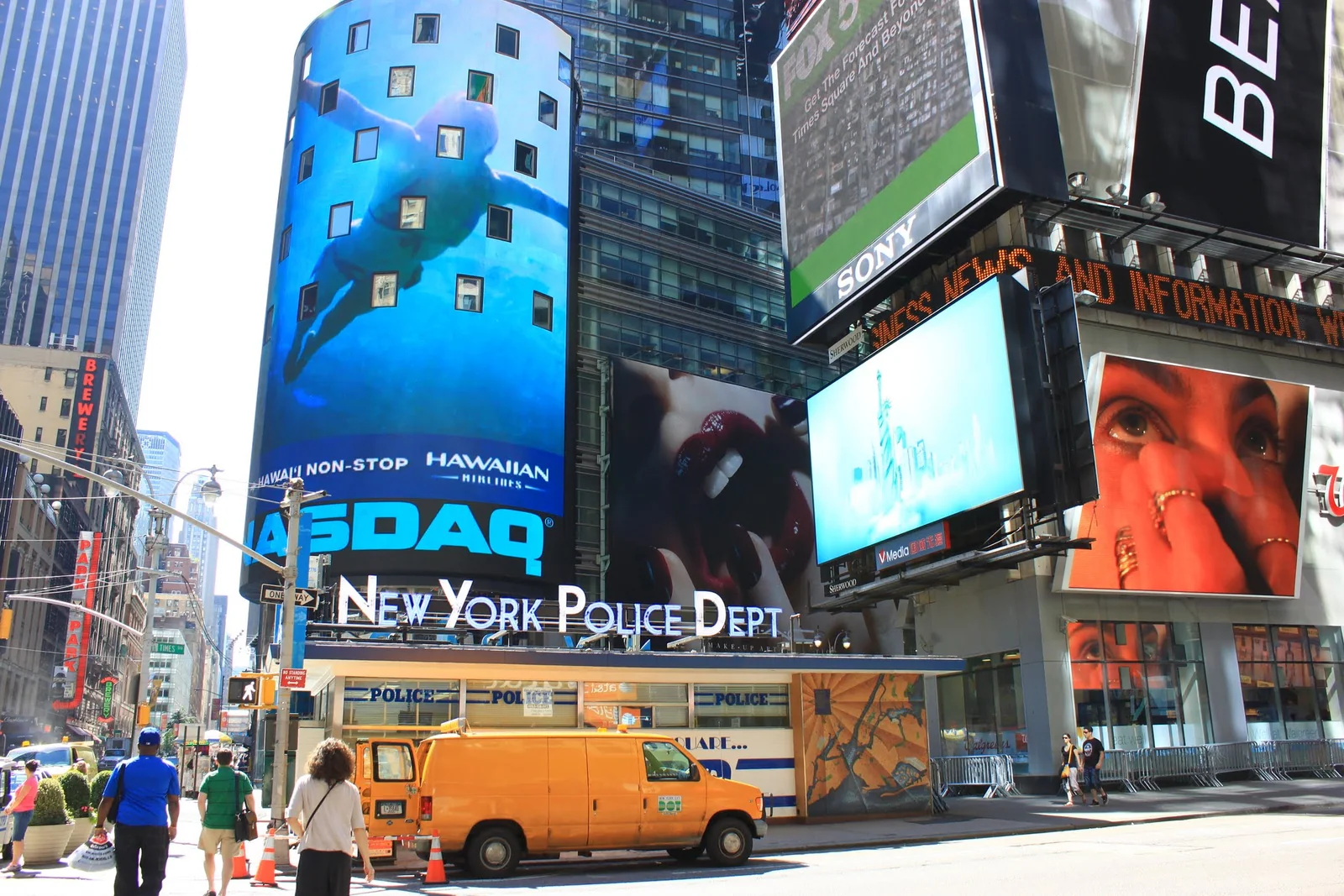 NASDAQ 標誌與建築外牆