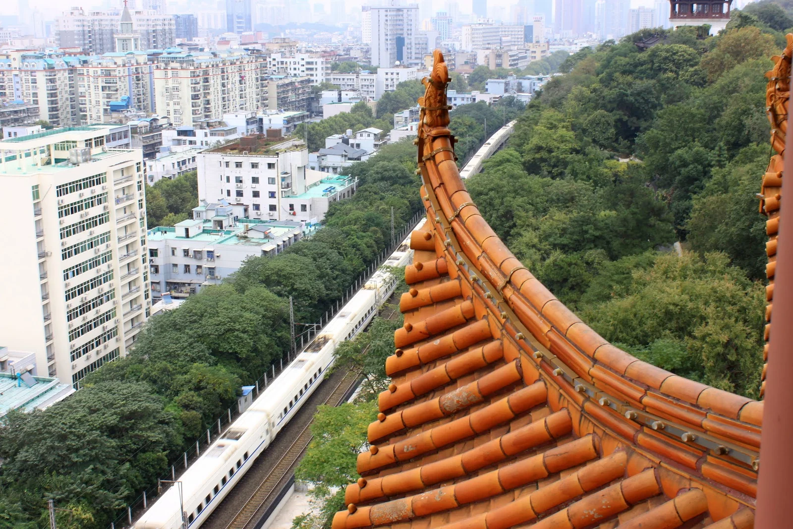 黃鶴樓旁的鐵路