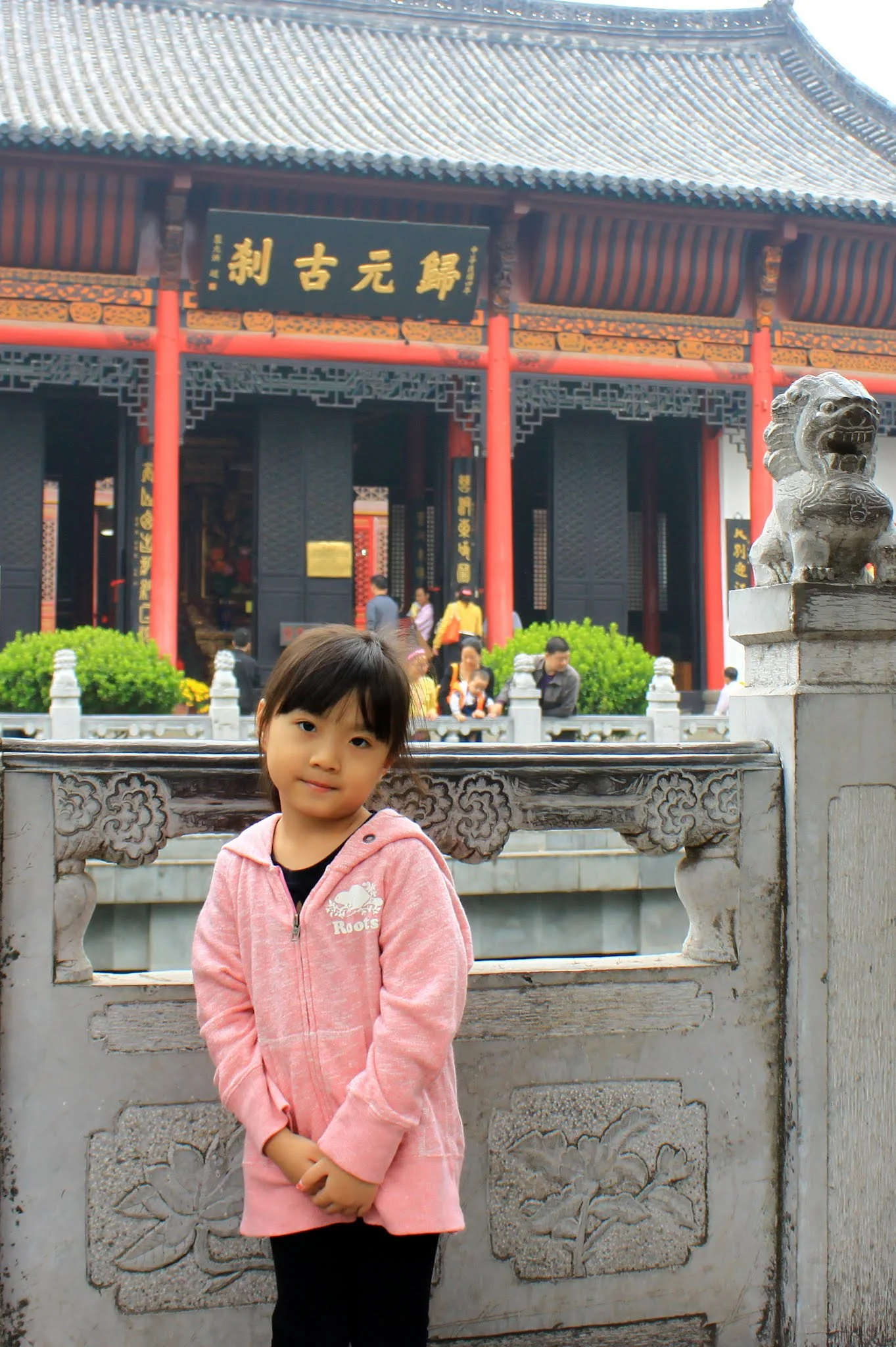孩子在歸元寺留影