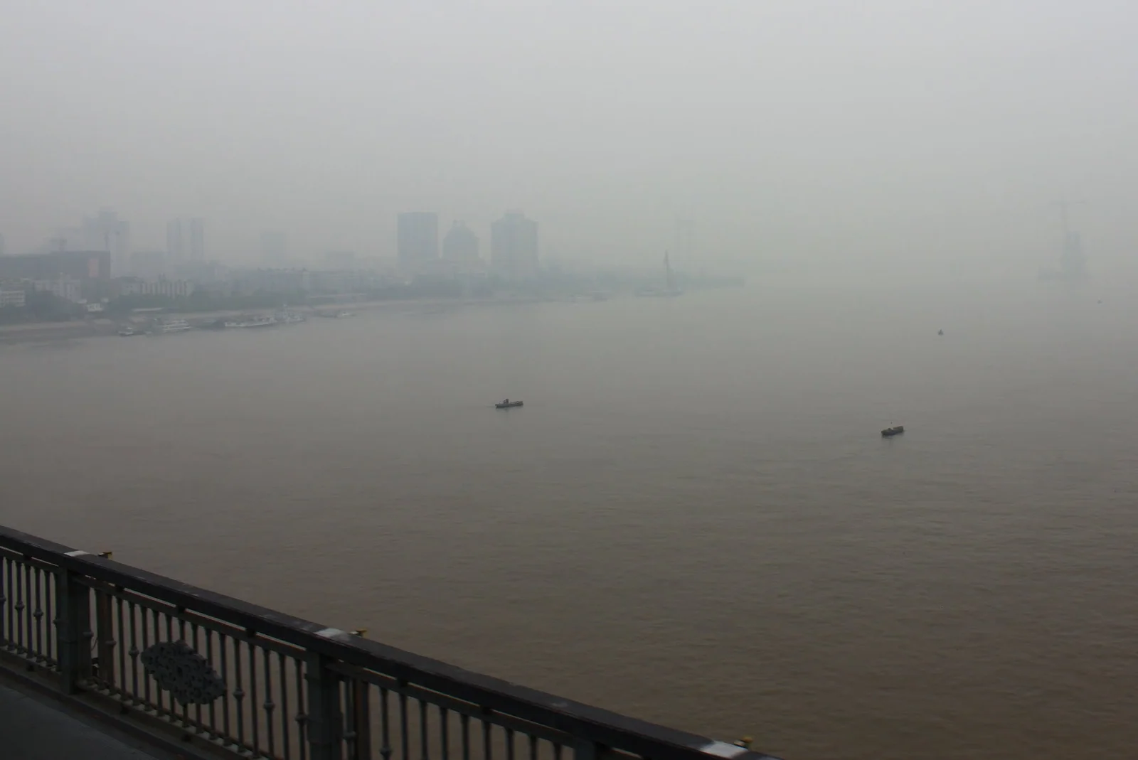 武漢長江大橋上的景色