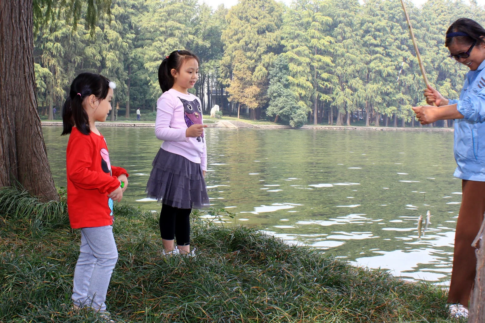 孩子在東湖邊看釣魚