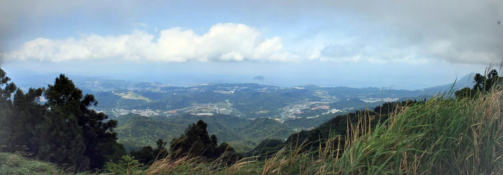 五分山望出去的朦朧遠景,遠方可見模糊島影